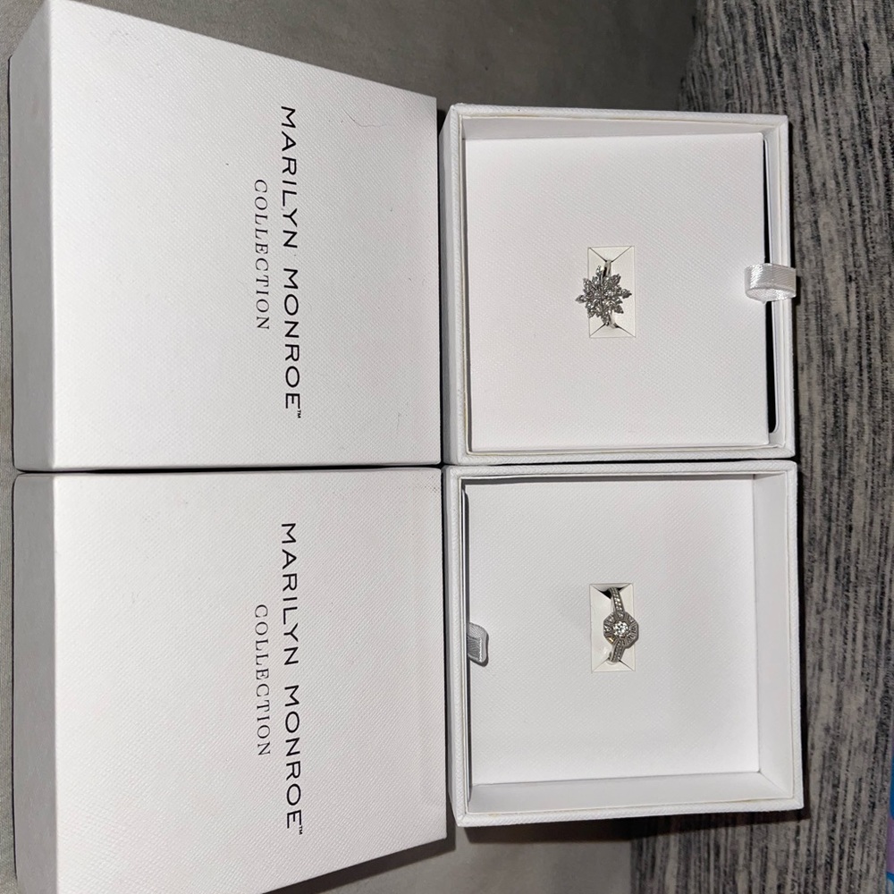 Marilyn Monroe White Gold Rings - Picture 2 of 3
